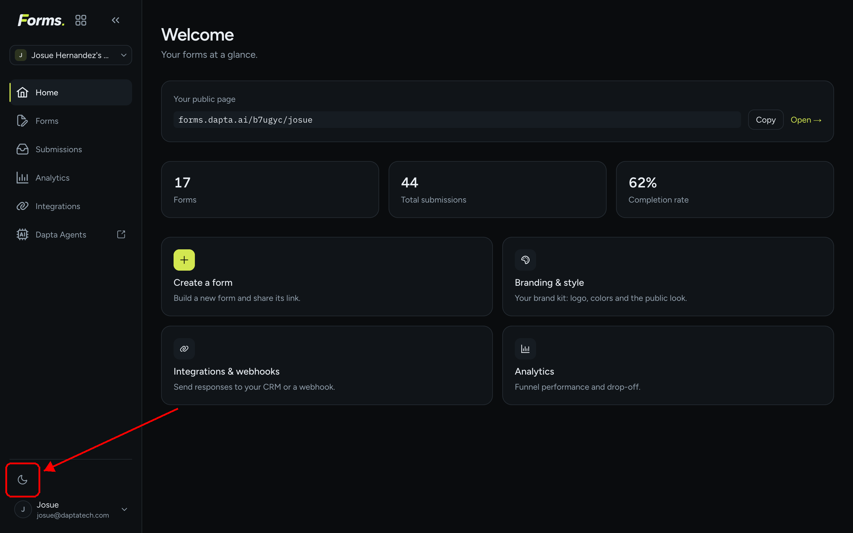 The Dapta Forms admin in dark mode with the theme toggle highlighted at the bottom of the left menu